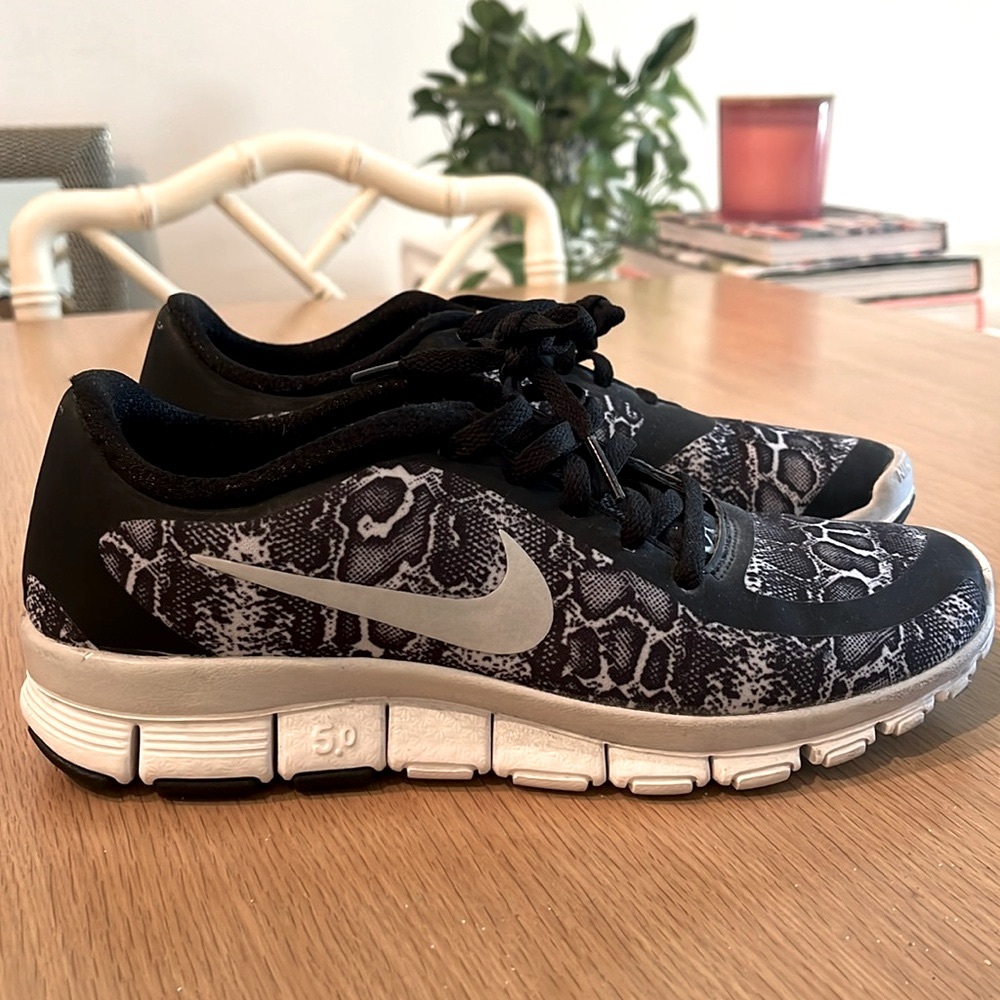 Nike Free 5.0 Black and Gray Snakeskin Pattern Sneakers Size 7.5